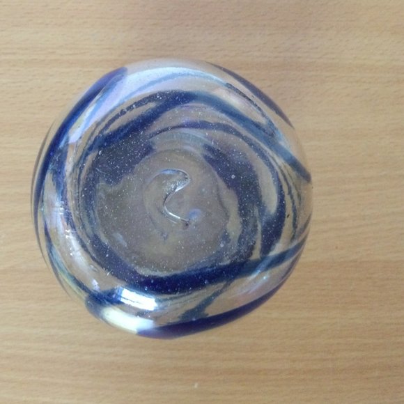 Beautiful hand blown art glass blue swirl clear glass vase candleholder 4.75" - Picture 6 of 6